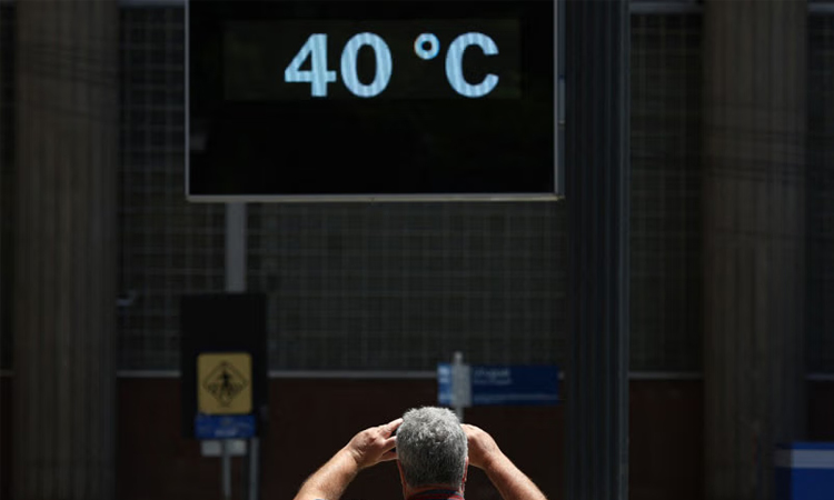 Global temperatures stuck at near-record highs in April: EU monitor